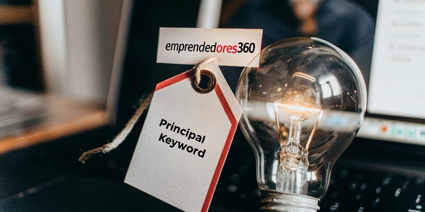 Icono de bombilla con etiqueta "Keyword Principal" enfocada en una sola página web, representando la estrategia de una keyword por página.